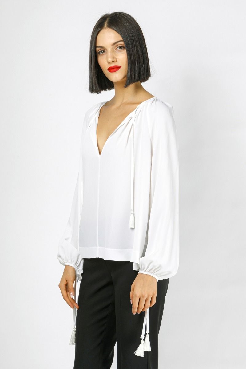 Λευκή μπλούζα διακοσμημένη με μικρές φλος φούντες