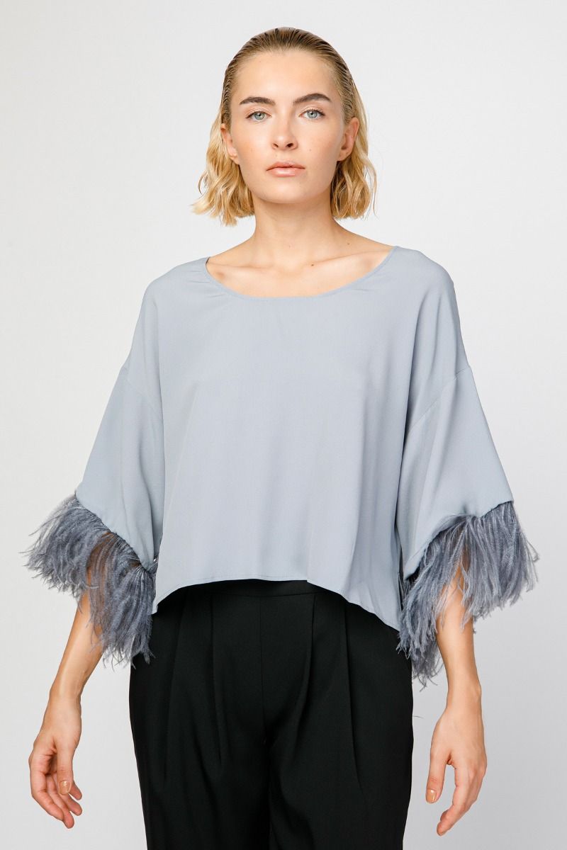 Cropped κρεπ μπλούζα  διακοσμημένη με φτερά
