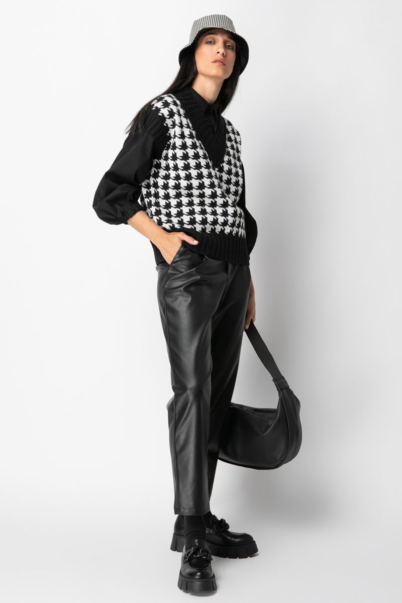 Knit vest in black and white pied de poule 