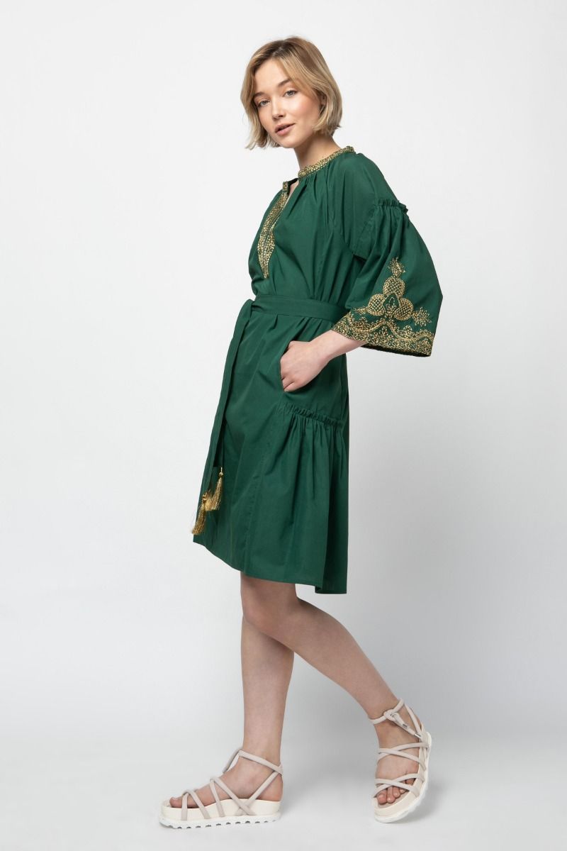 Φόρεμα σε πράσινο χρώμα με χρυσά κεντήματα 