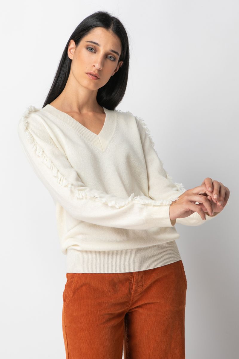 Knit sweater with V neckline embellished with fringes