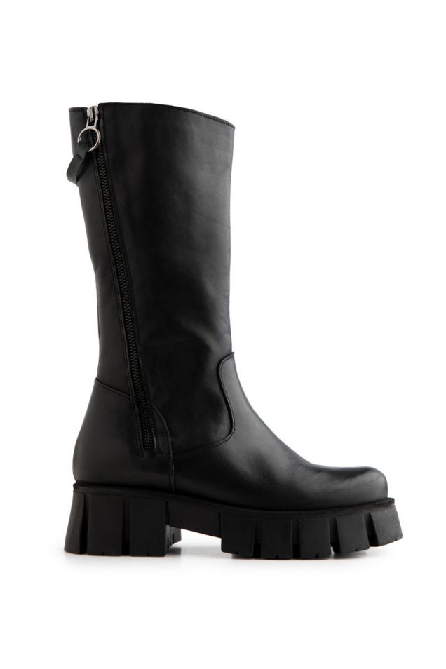 Black leather boots with zip 