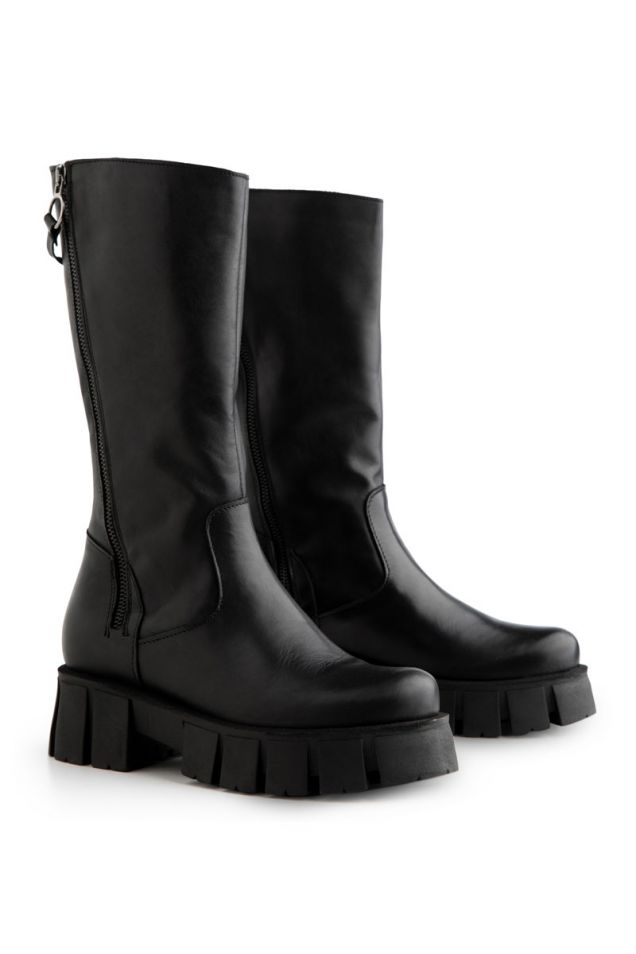 Black leather boots with zip 