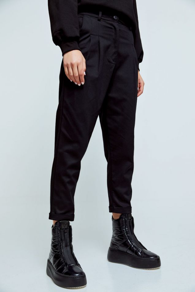 Tapered μαύρο παντελόνι με πιέτες