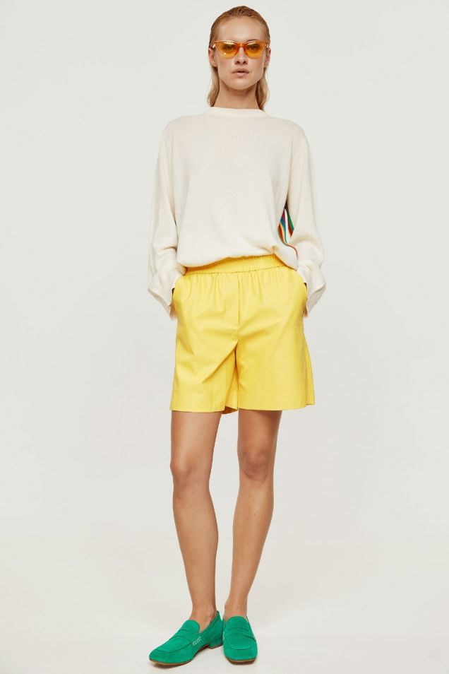 Vegan- leather bermuda-shorts in vibrant yellow