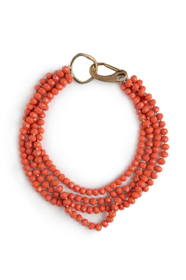 Short necklace with coral beads 