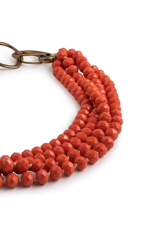 Short necklace with coral beads 