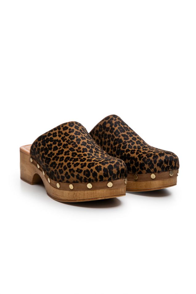  Clogs with leopard prints