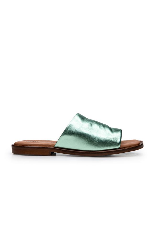 Flat sandals in metallic leather 