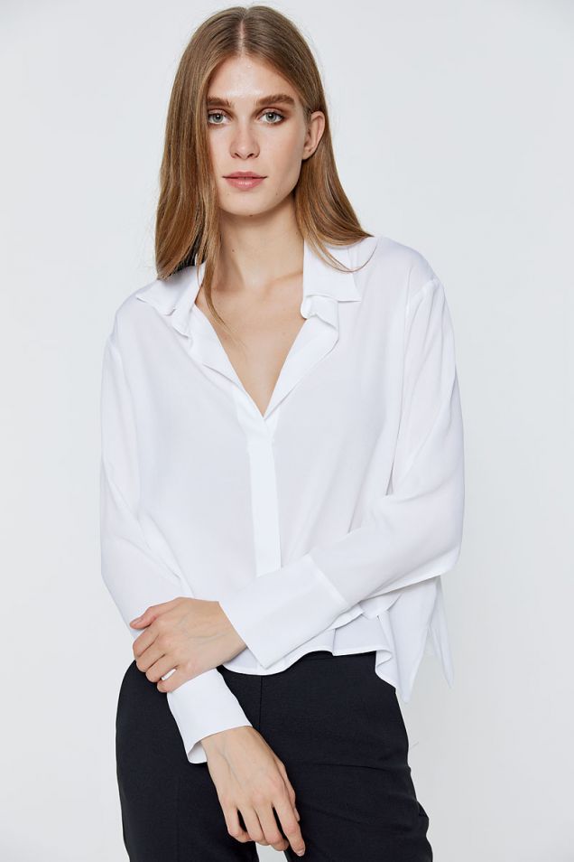 Λευκό πουκάμισο σε κρεπ ύφασμα