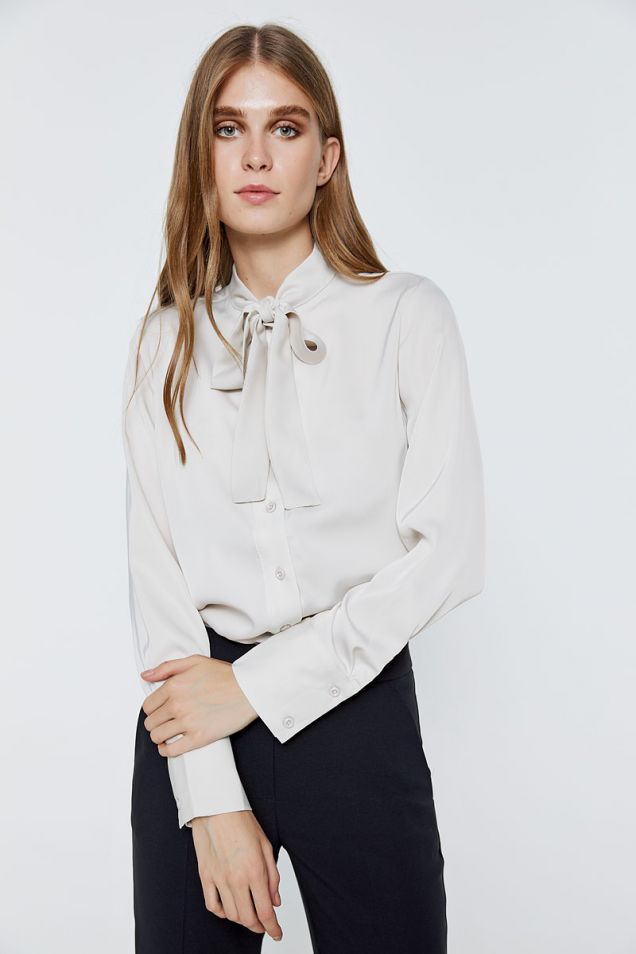 Shirt in ivory with a bow 