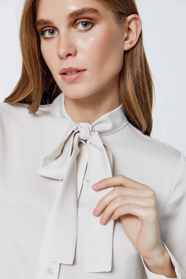 Shirt in ivory with a bow 
