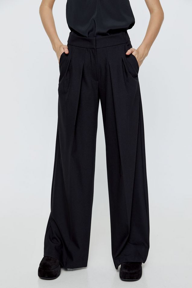 Tailored  wide-leg black pants in stretchy gabardine