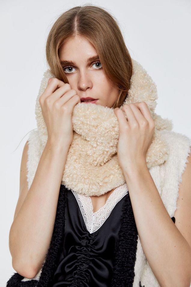 Faux fur collar in off-white