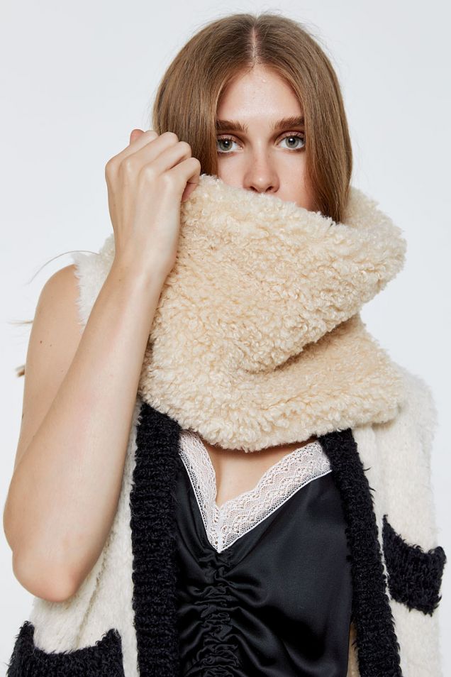 Faux fur collar in off-white