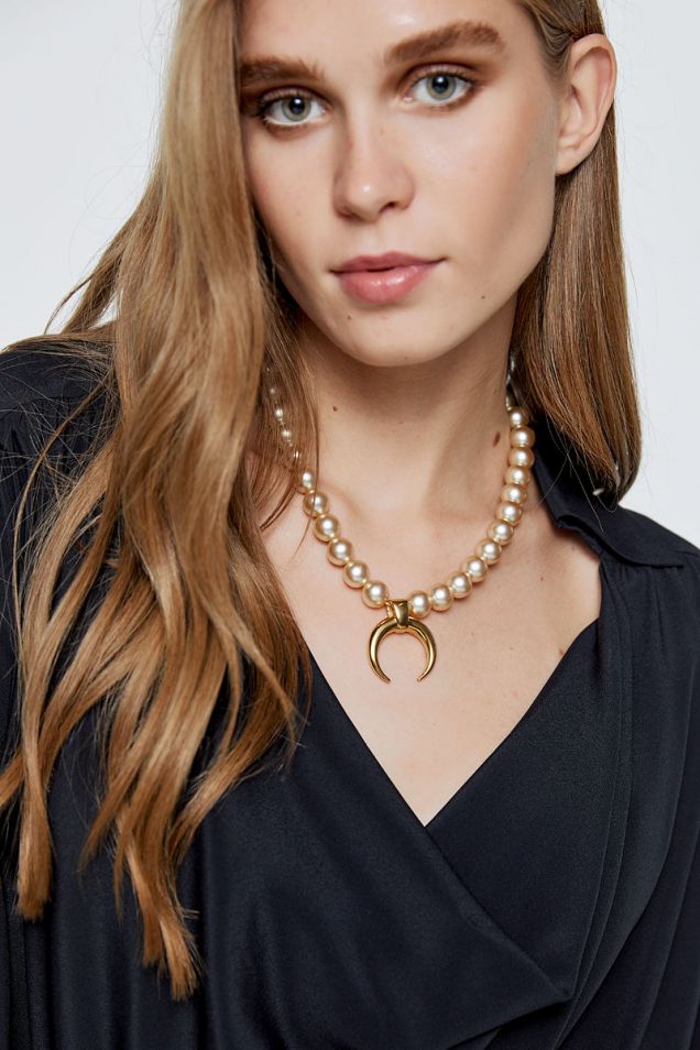 Necklace with pearls and golden pendant 