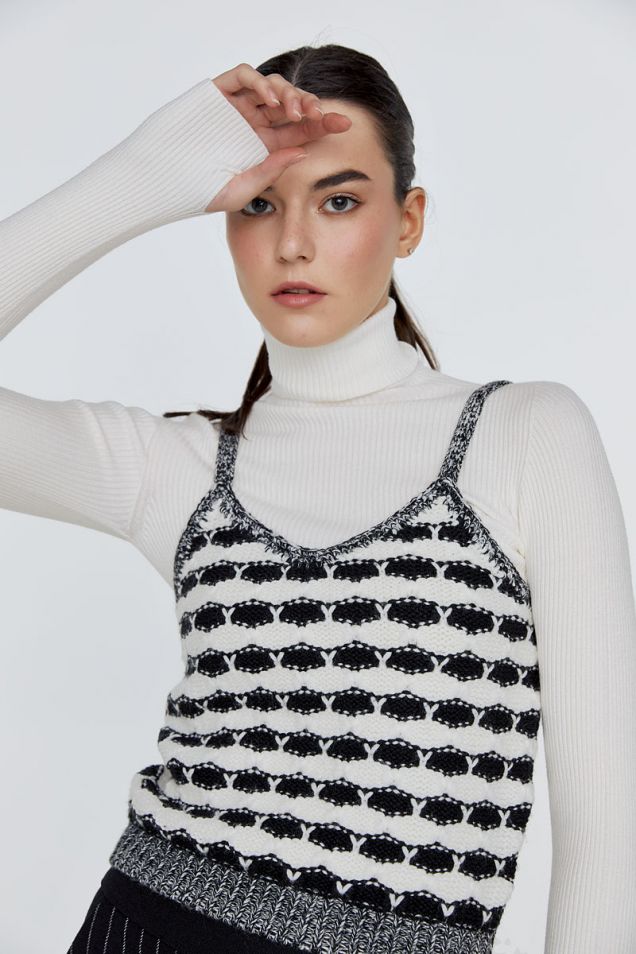 Knitted top in black and white 