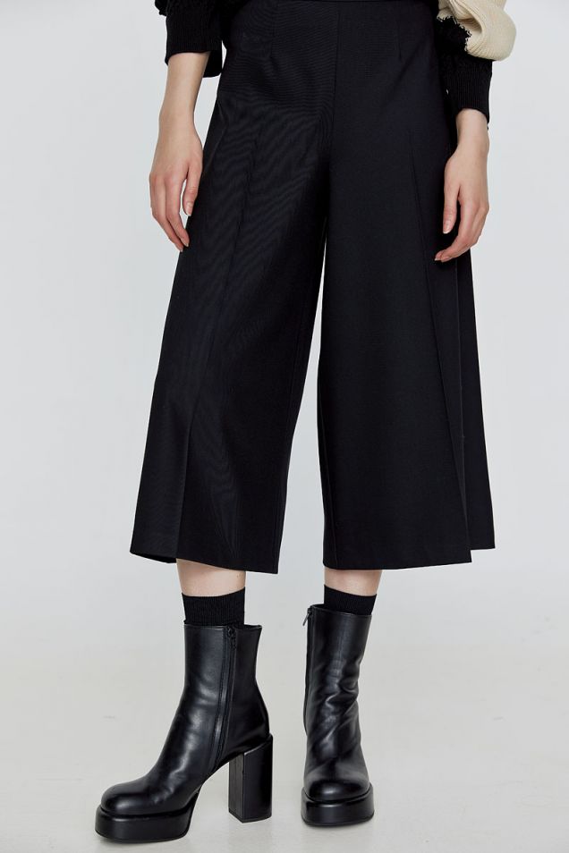 Pants in stretchy gabardine with pressed pleats