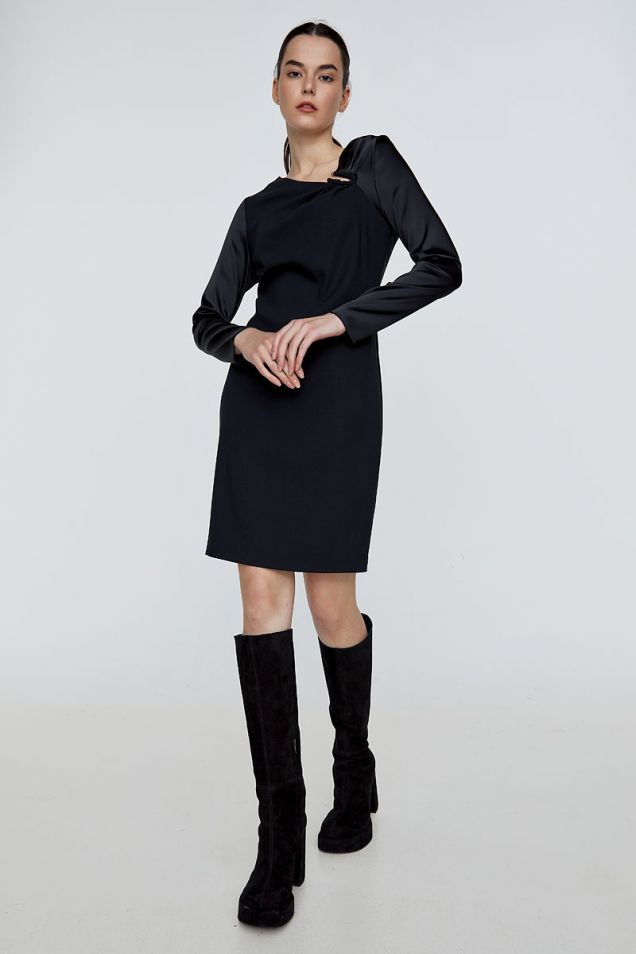 Μαύρο φόρεμα από κρεπ με ασύμμετρο άνοιγμα στο ντεκολτέ