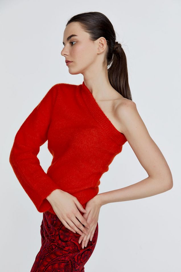 One-shoulder knitted blouse 