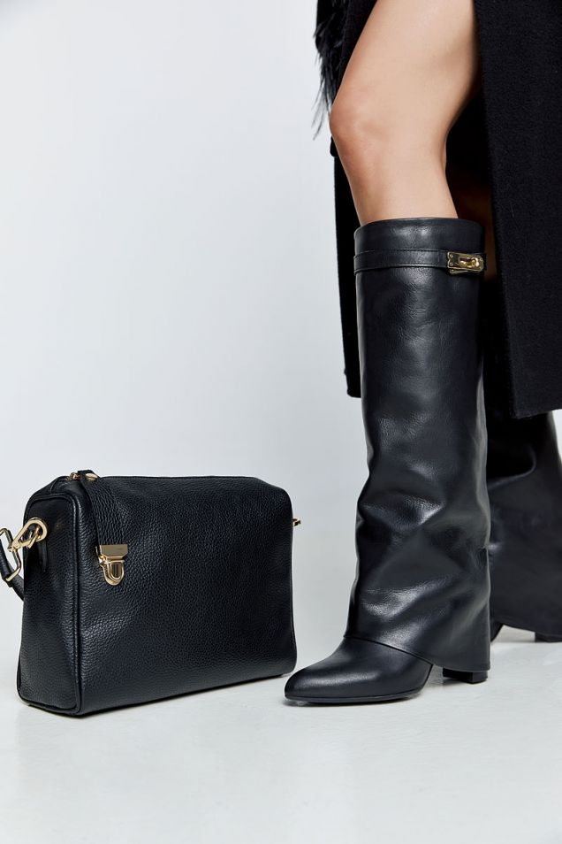 Leather bag in black with golden buckle