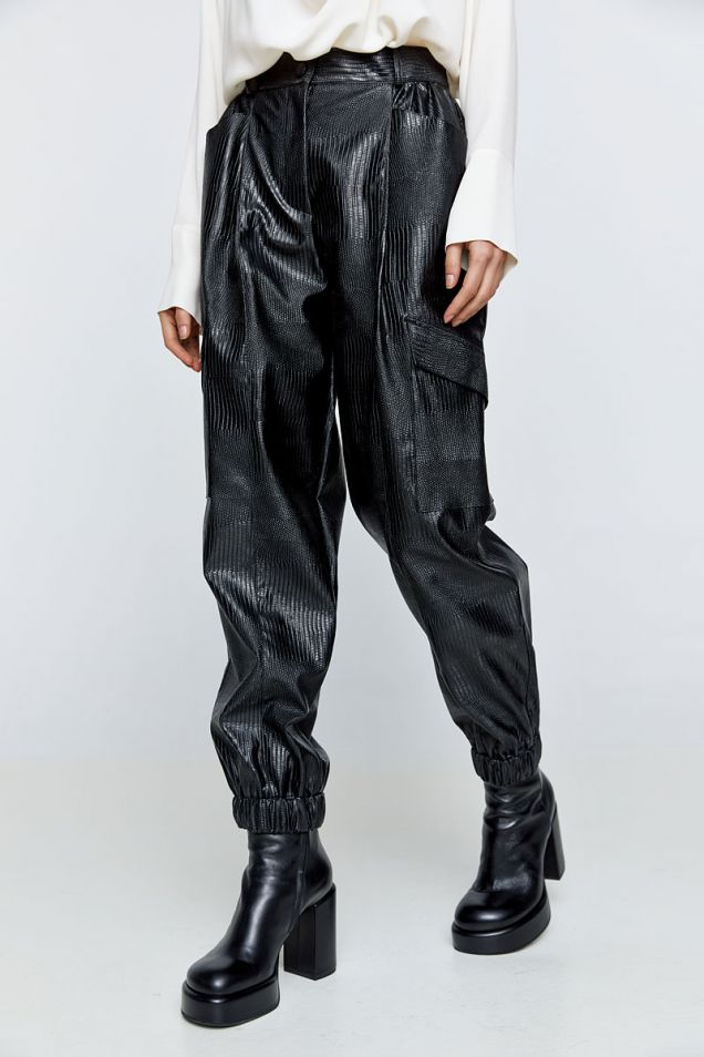 Cargo pants in black vegan leather 