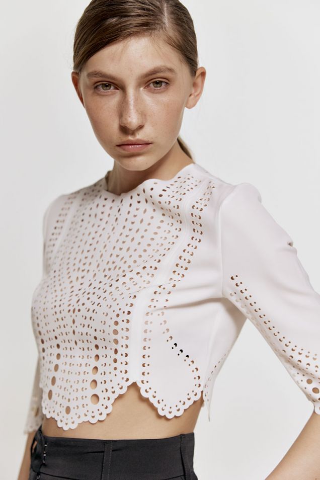 Cropped sleeved top in white