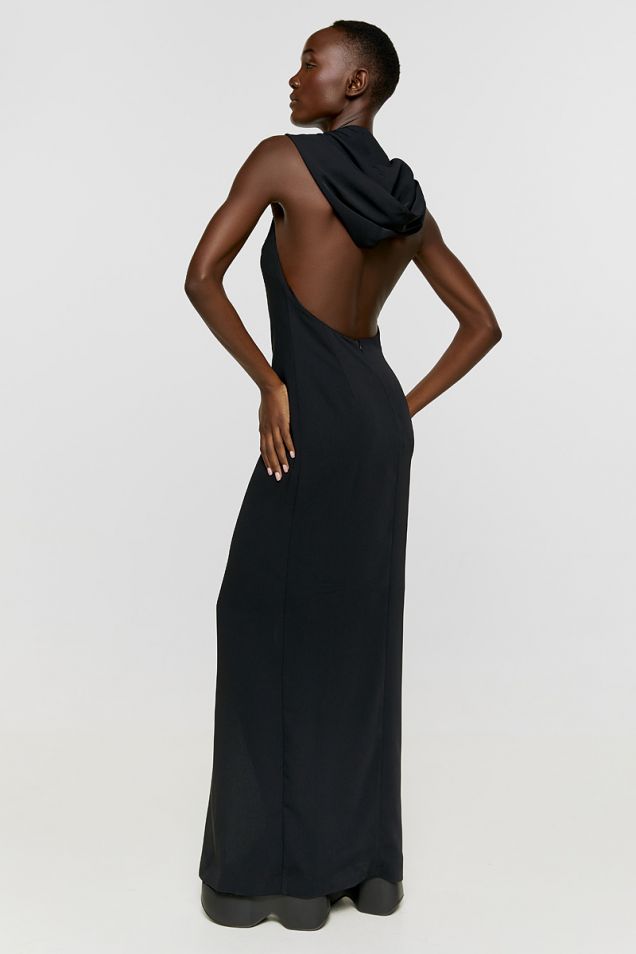Μαύρο φόρεμα με κουκούλα και ανοιχτή πλάτη