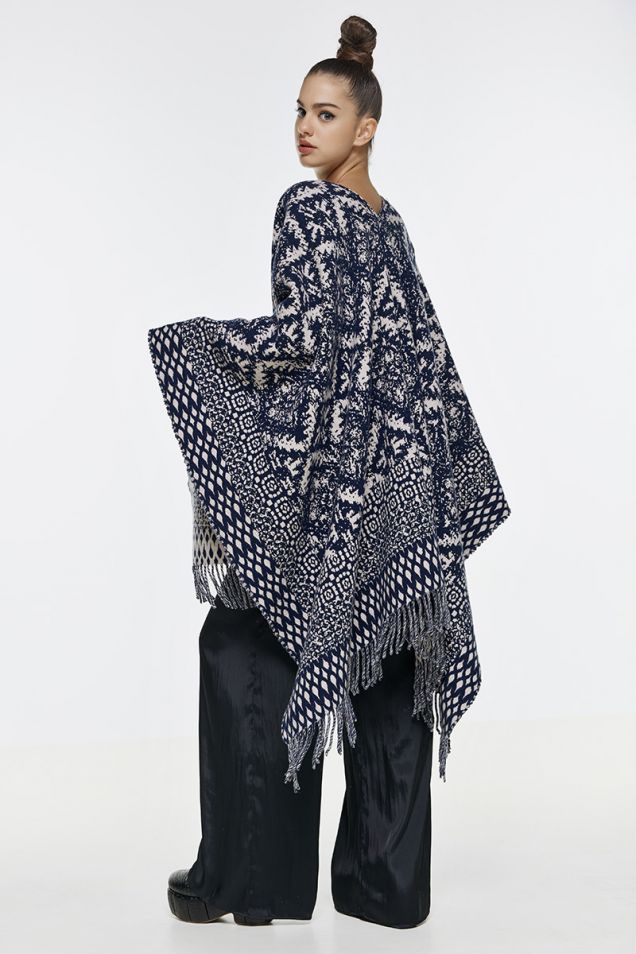 Poncho with jacquard pattern 
