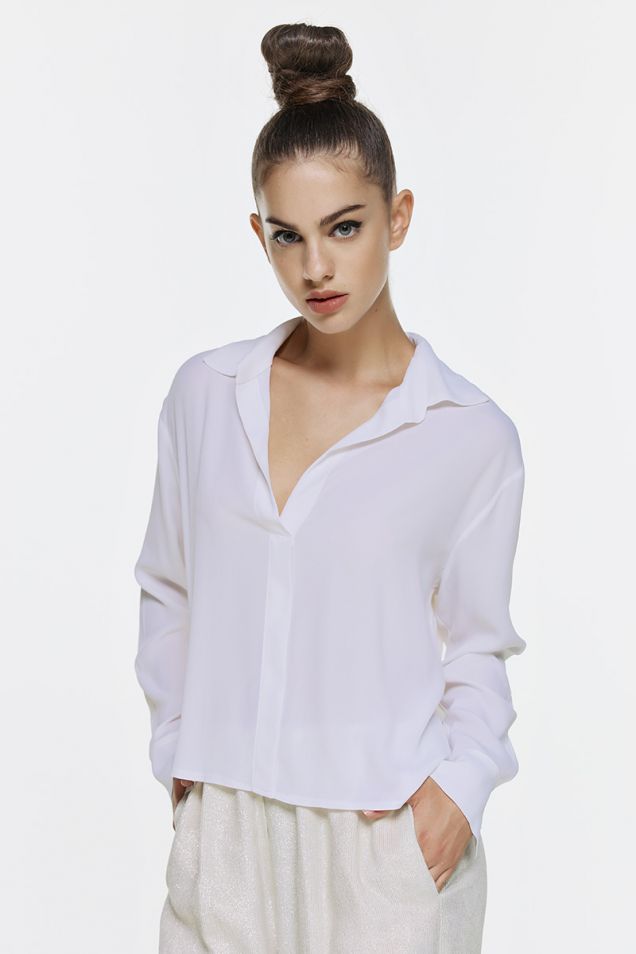 Boxy shirt in crepe de chine with V neckline