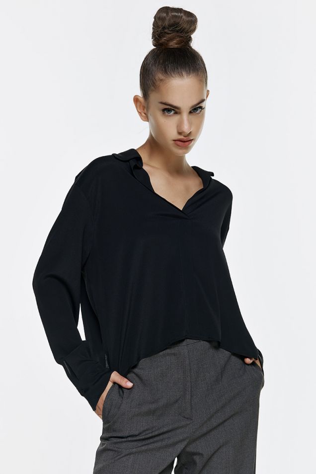 Boxy shirt in crepe de chine with V neckline 