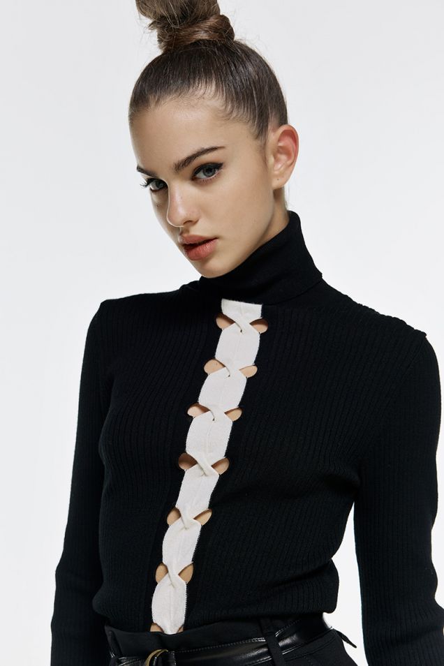 Turtleneck ribbed blouse with ivory detail 