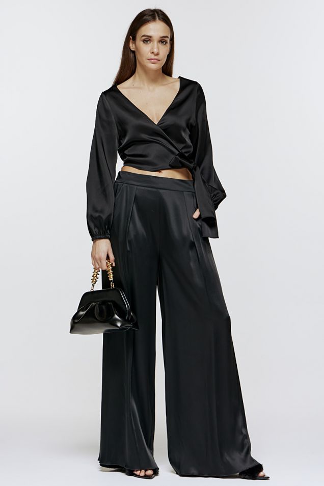 Tailored loose pants in satin with side pockets