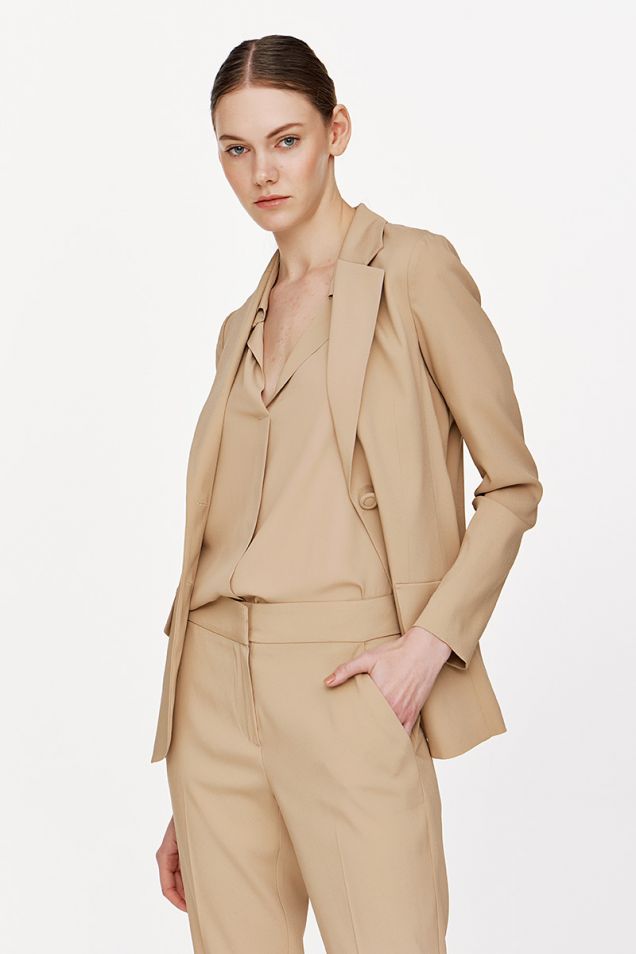 Single -breasted viscose crepe jacket with fabric buttons