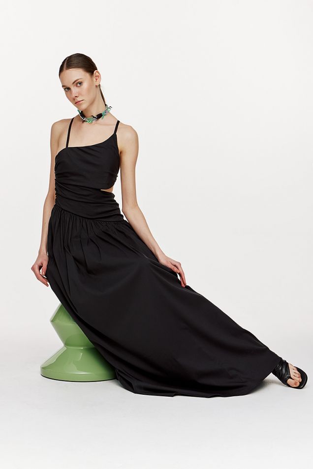 Μαύρο μάξι φόρεμα με ανοιχτή πλάτη 