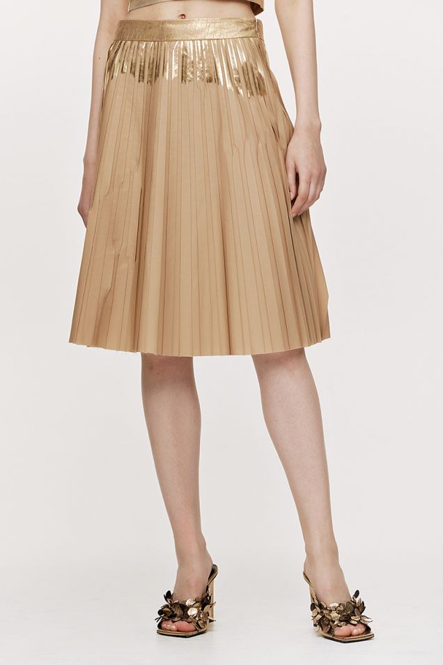 Pleated skirt embellished with golden details