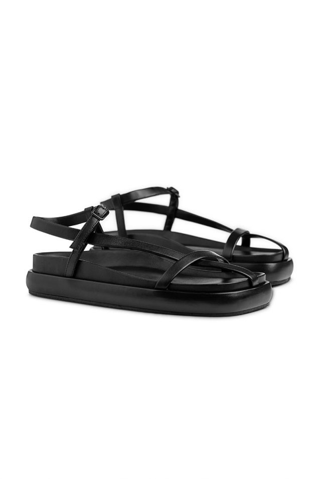 Flat sandals in black leather 