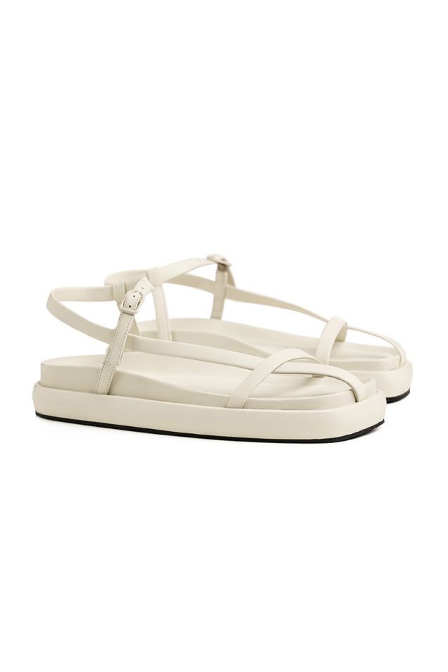 Flat sandals in white leather 