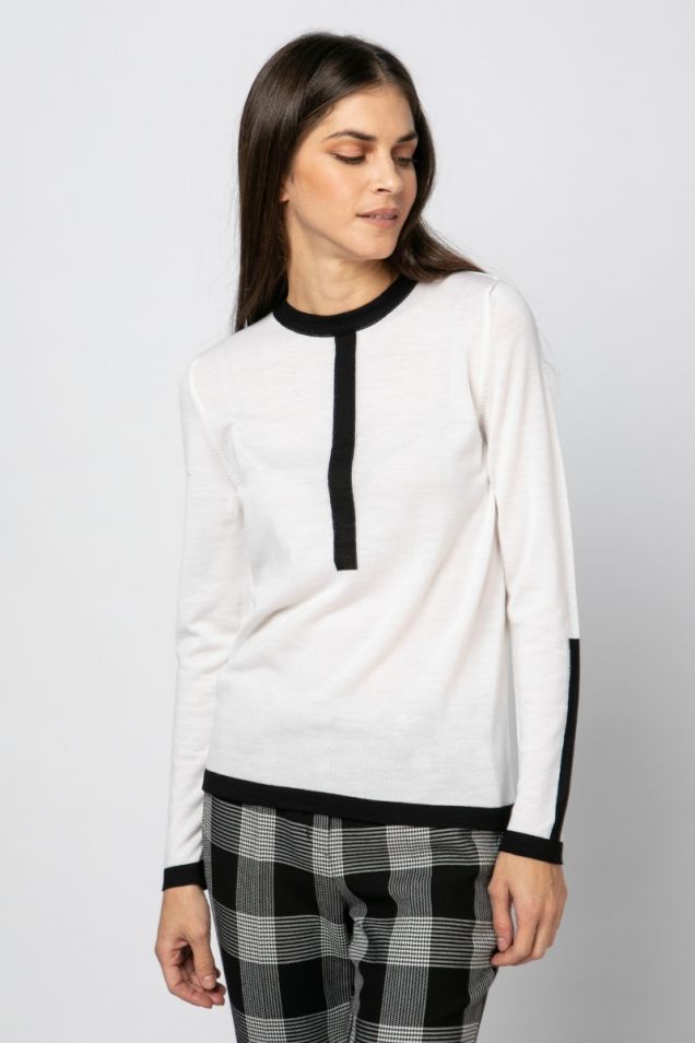 Knit blouse in black and white 
