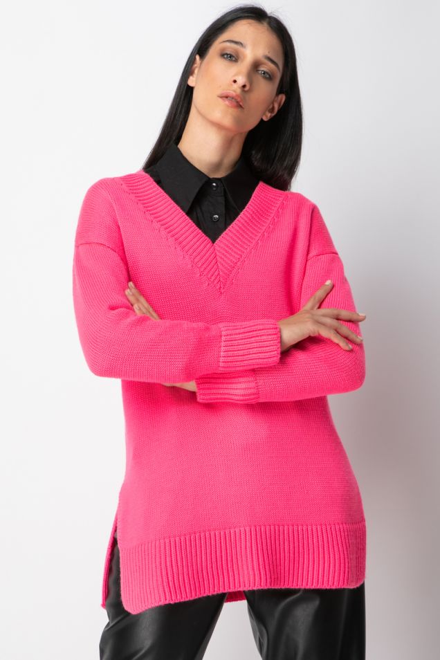 Knitted sweater with V neckline